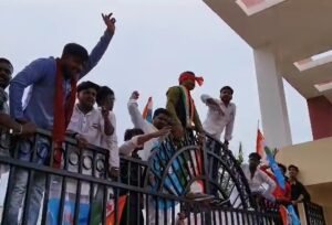 NSUI से जुड़े छात्रों ने BBMKU कुलपति को बनाया बंधक | 22Scope News NSUI से जुड़े छात्रों ने BBMKU कुलपति को बनाया बंधक