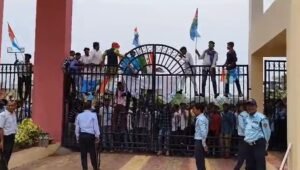 NSUI से जुड़े छात्रों ने BBMKU कुलपति को बनाया बंधक | 22Scope News NSUI से जुड़े छात्रों ने BBMKU कुलपति को बनाया बंधक