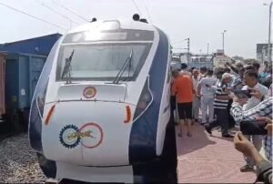 कोडरमा में वंदे भारत एक्सप्रेस का जोरदार स्वागत