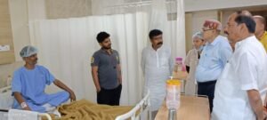 भाजपा के राष्ट्रीय उपाध्यक्ष रघुवर दास ने कैंसर हॉस्पिटल और अनुसंधान केंद्र का किया परिभ्रमण 2 22Scope News raghuwar das interacted with patients in hospital 22Scope News