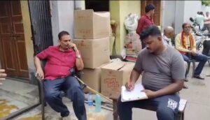 धनबाद: मसाला में मिलावत की सूचना पर पुलिस ने की छापेमारी, जांच के लिए भेजा सैंपल