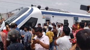 ट्रायल रन के दौरान हजारीबाग पहुंची वंदे भारत एक्सप्रेस ट्रेन, लोगो में दिखा अलग उत्साह