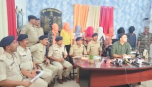 8 वाहन चोर गिरफ्तार 