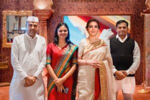 Reliance Foundation: जब लॉकडाउन ने बुनकरों को अपनी चपेट में लिया, तब रिलायंस फाउंडेशन ने किया सहयोग, दिलाई पैठणी को नई पहचान -बालकृष्ण नामदेव कापसे 3 22Scope News नीता मुकेश अंबानी कल्चरल सेंटर NMACC में पैठणी बुनकर नीता अंबानी के साथ 1 22Scope News