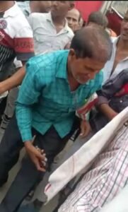 शराब की बोतल लेकर भागता युवक 22Scope News