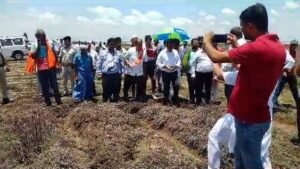 एसडीओ कुंदन कुमार,आईओसीएल अधिकारी और किसानों ने निर्माण कार्य का संयुक्त निरीक्षण किया