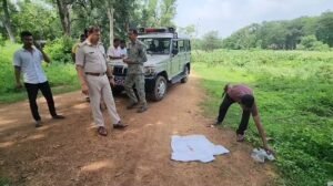 जली हुई मोटरसाइकल और खून से सना हुआ एक शर्ट बरामद