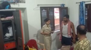 Crime : चोरों ने लाखों के गहनों व नकदी पर किया हाथ साफ, एक कमरे में सोता रहा परिवार | 22Scope News चोरों ने लाखों के गहनों व नकदी पर किया हाथ साफ