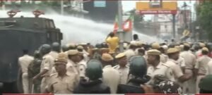 भाजपा के नेता और कार्यकर्ता पर पुलिस ने किया वाटर कैनन का इस्तेमाल