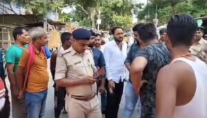 मौके पर पहुंचकर लोगों को समझाने बुझाने में जुटे पुलिस अधिकारी