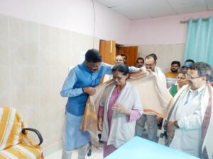 सांसद संजय सेठ ने अस्पताल और आयुष्मान भारत की टीम को किया सम्मानित 