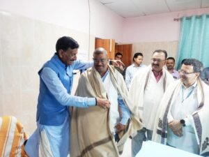 सांसद संजय सेठ ने अस्पताल और आयुष्मान भारत की टीम को किया सम्मानित