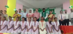 अतिथियों ने छात्रों के बीच किया पुरस्कार वितरण
