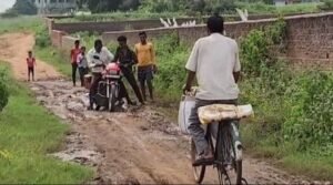 आजादी के 76 साल बाद भी ग्रामीणों को नसीब नहीं हुई पक्की सड़क