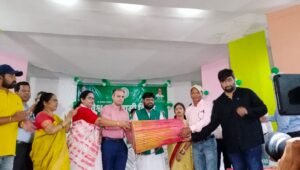 आवासीय विद्यालयों के लिए प्रधान अध्यापकों के बीच मांदर का वितरण किया गया