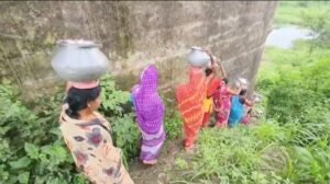 जान जोखिम में डालकर पानी लाने जाती हैं महिलाएं