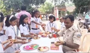 सरस्वती शिशु मंदिर के बहनों ने पुलिसकर्मीयों को बांधी राखी