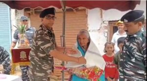 मेरा माटी मेरा देश कार्यक्रम के तहत सीआरपीएफ जवानों ने शहीद वीरेंद्र शर्मा को दी श्रद्धांजलि, परिजनों को किया सम्मानित | 22Scope News सीआरपीएफ के जवानों ने शहीद के परिजनों को किया सम्मानित