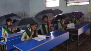 स्कूल मे बच्चे छाता लगाकर पढ़ने को मजबूर