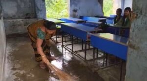 स्कूल मे बच्चे छाता लगाकर पढ़ने को मजबूर