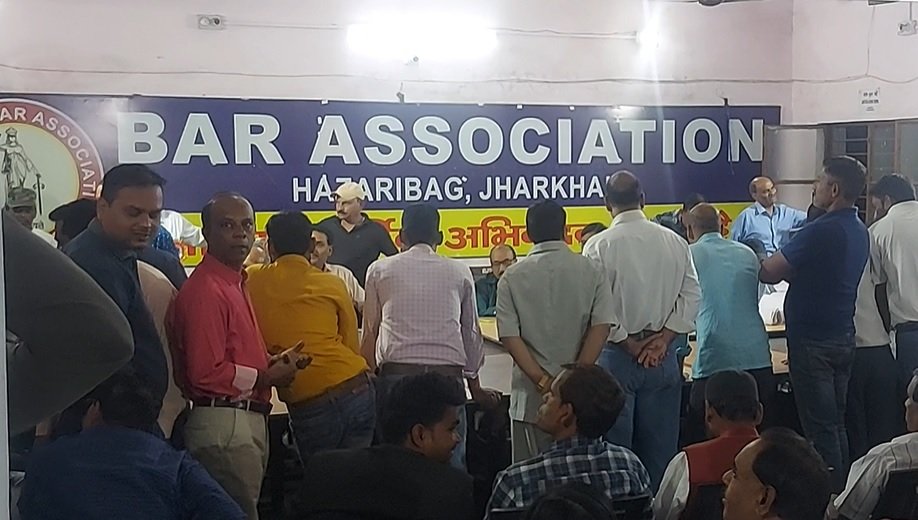 हजारीबाग बार एसोसिएशन चुनाव : मतगणना के समय खूब चले लात घुसे और कुर्सियां | Bihar Jharkhand की खबरें हिंदी में