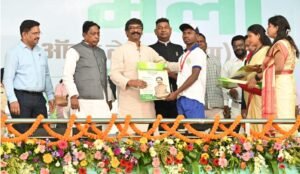  हेमन्त सोरेन ने 5132  युवक- युवतियों को सौंपा ऑफर लेटर