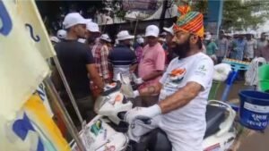 पप्पू सरदार ने अपनी स्कूटी को स्वछता से जुड़े उपकारणों से सजाया