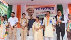 लाल बहादुर शास्त्री की प्रतिमा पर पुष्पांजलि कर दी गई श्रद्धांजलि