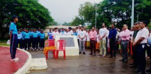महात्मा गांधी के जयंती पर उपायुक्त सहित जिले के अधिकारियों ने बापू की प्रतिमा पर माल्यार्पण कर दी श्रद्धांजलि 2 22Scope News विद्यार्थियों ने गांधी  के आदर्शों और उनके जीवनी पर भाषण और कविता सुनाई
