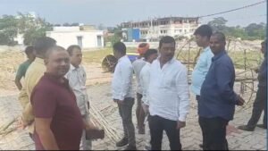 सूरज हॉल समिति के अध्यक्ष रोशन चौधरी और पदाधिकारी ने पुतला निर्माण का जायजा लिया