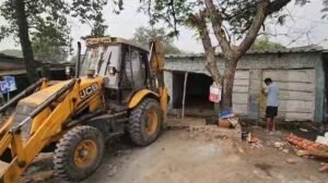दुकान पर चला बुल्डोजर