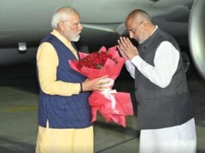 प्रधानमंत्री पहुंचे, मुख्यमंत्री और राज्यपाल ने की आगवानी