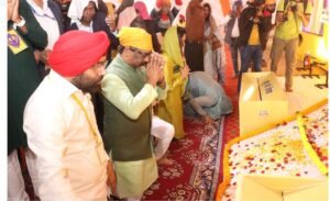 हेमन्त सोरेन ने गुरुग्रंथ साहिब के समक्ष मत्था टेक राज्यवासियों की सुख, समृद्धि और खुशहाली की कामना की