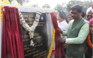 हेमन्त सोरेन ने गुरुग्रंथ साहिब के समक्ष मत्था टेक राज्यवासियों की सुख, समृद्धि और खुशहाली की कामना की