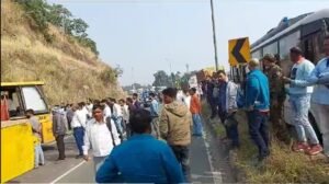 अनियंत्रित ट्रेलर पलटा