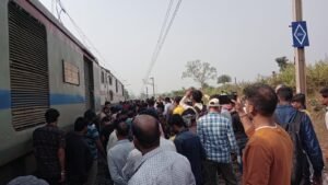 जयनगर थाना क्षेत्र के परसाबाद रेलवे फाटक के पास हाई टेंशन तार गिरने से एक की मौत कई के घायल होने की सूचना।