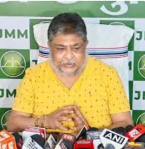 शीतकालीन सत्र और गुमला में पूर्व निर्धारित सरकार आपके द्वार कार्यक्रम में व्यस्तता के कारण सीएम की जगह झामुमो के सांसद विजय हांसदा, महुआ माजी व झामुमो महासचिव सुप्रियो भट्टाचार्य शामिल होंगे।