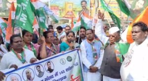 महागठबंधन के 142 सांसदों के निलंबन के विरोध में प्रदर्शन