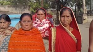 अवैध कोयला माइनिंग के खिलाफ ग्रामीण उतरे सड़क पर