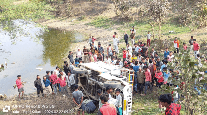 पिकअप पलटने से 18 घायल तीन लोगों की स्थिति गंभीर