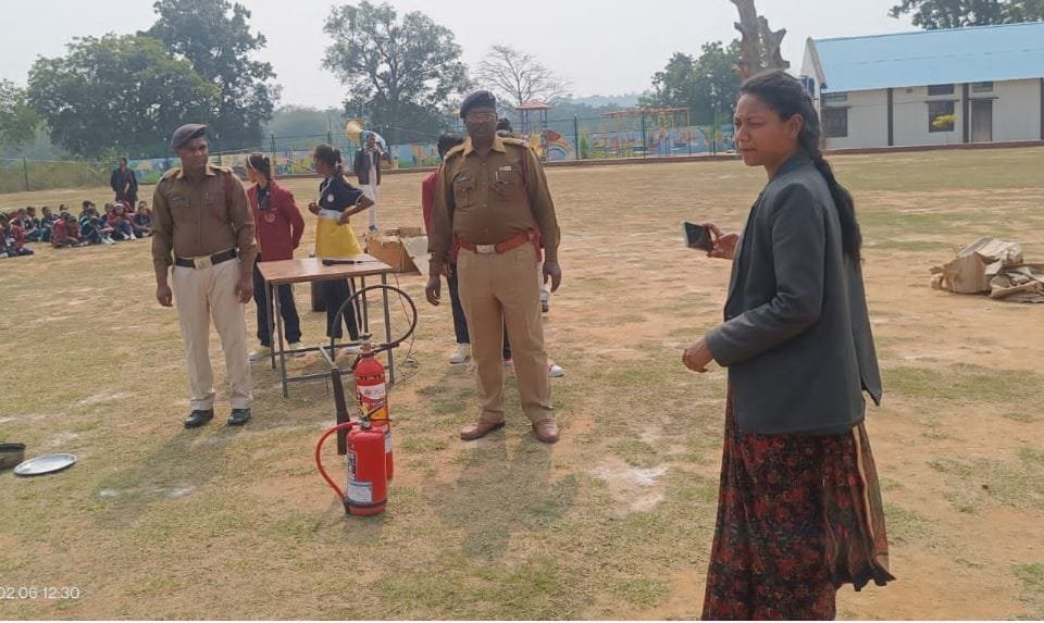 डॉन बॉस्को स्कूल जामटोली कोलेबीरा में अग्निशामक विभाग के द्वारा आग से बचाव की जानकारी दी गई