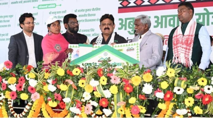 सुविधाओं के मामले में गांव और शहर के बीच अंतर को कर रहे कम: चम्पाई सोरेन