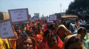 मुखिया से मारपीट - अभियक्तो की गिरफ्तारी को लेकर थाने का हुआ घेराव