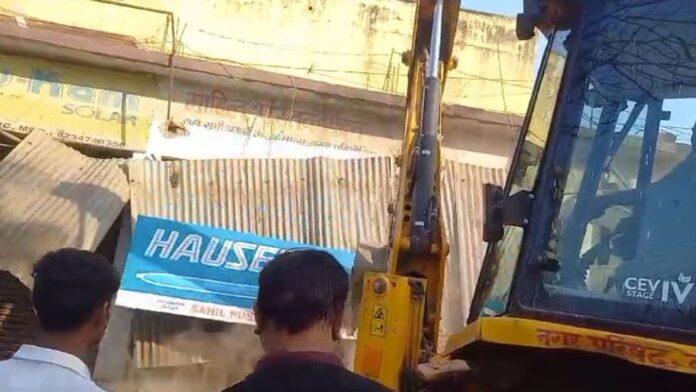 अतिक्रमणकारी पर चला नगर परिषद का डंडा
