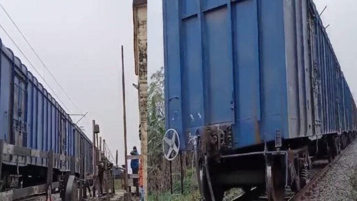 कपलिंग पीन छोड़ने से डीरेल हुईं मालगाड़ी