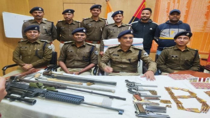 भारी मात्रा में हथियार व जिंदा कारतूस के साथ 3 तस्कर गिरफ्तार