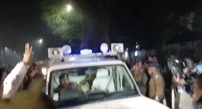 बिहार में सियासी हलचल के बीच तेजस्वी यादव के आवास पर पहुंची बिहार पुलिस