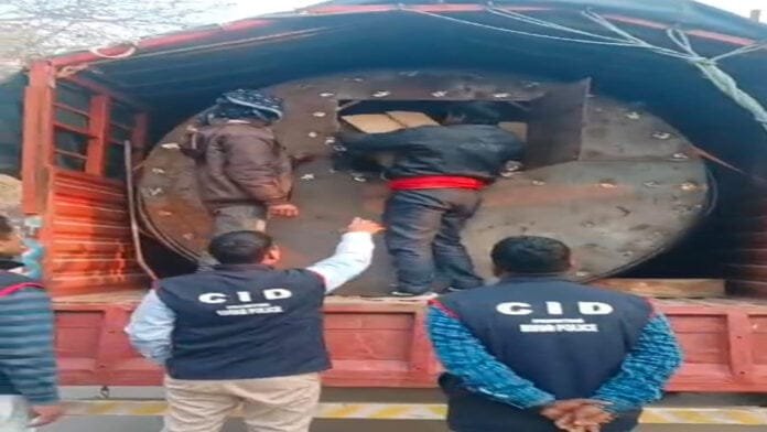 गुप्त सूचना के आधार पर अवैध शराब से लदे ट्रक के साथ तस्कर गिरफ्तार