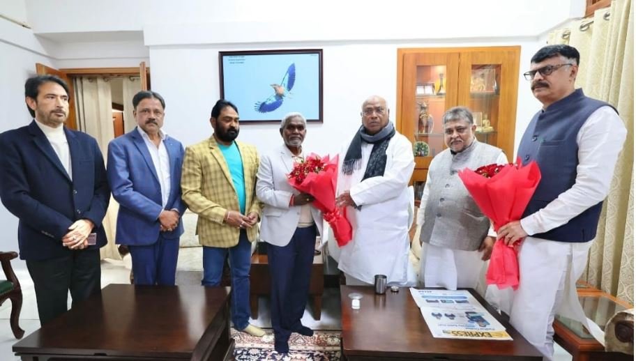 दिल्ली में मल्लिकार्जुन खड़गे से मिले सीएम चंपाई सोरेन