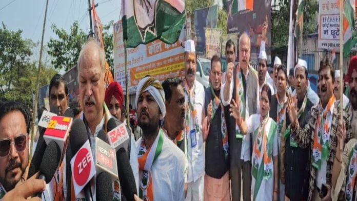 कांग्रेस पार्टी के बैंक खातों को सील करने के विरोध में बिहार के नेताओं का प्रदर्शन
